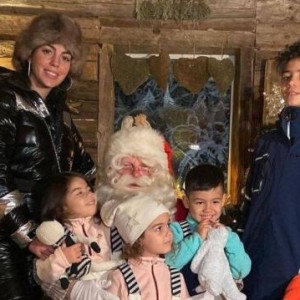 必一运动官方app-C罗妻儿去北极圈过圣诞 享受零下20度的爱